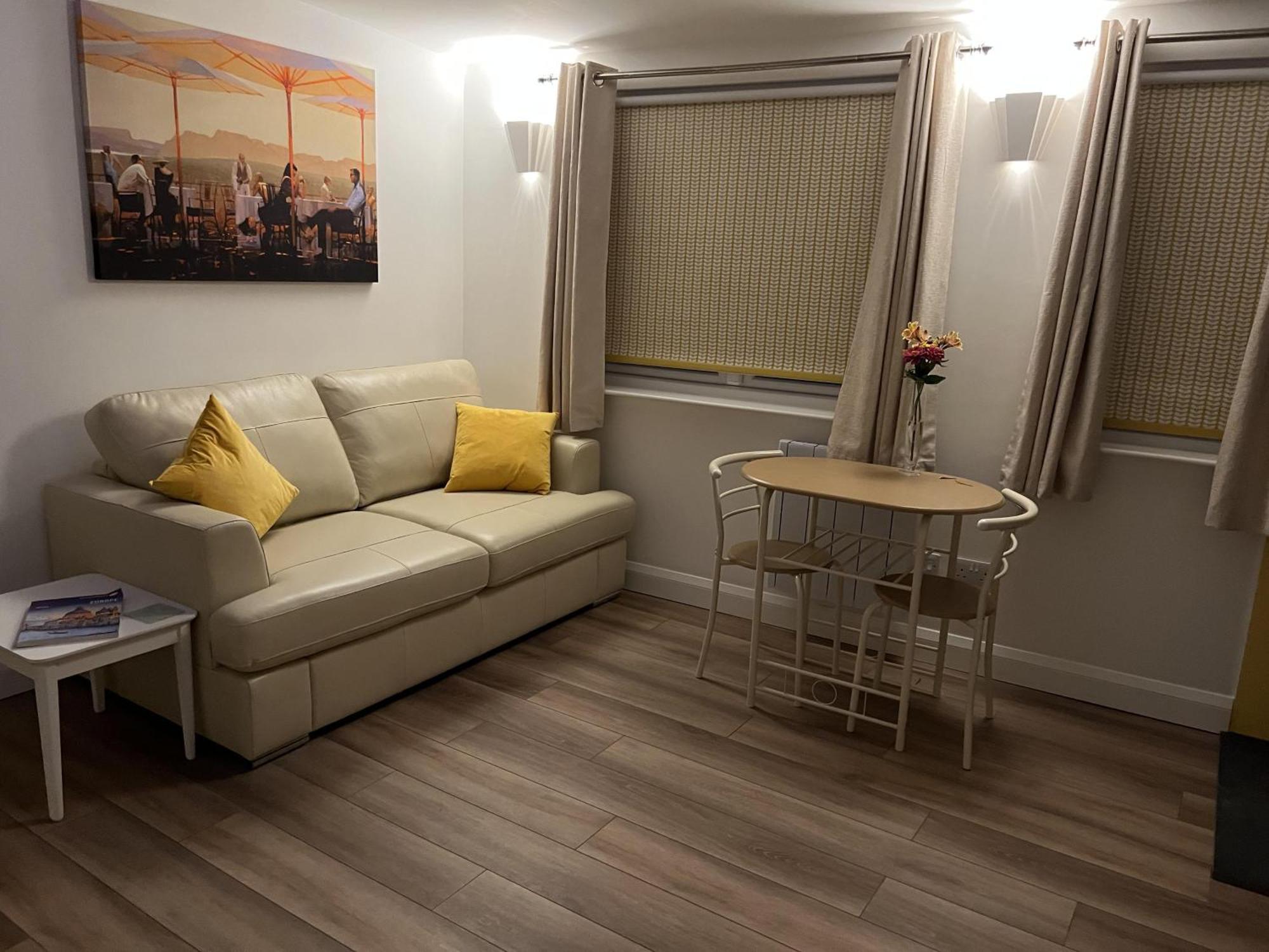 Charming Woodland 2 Person 1 Bedroom Ferienhaus *
